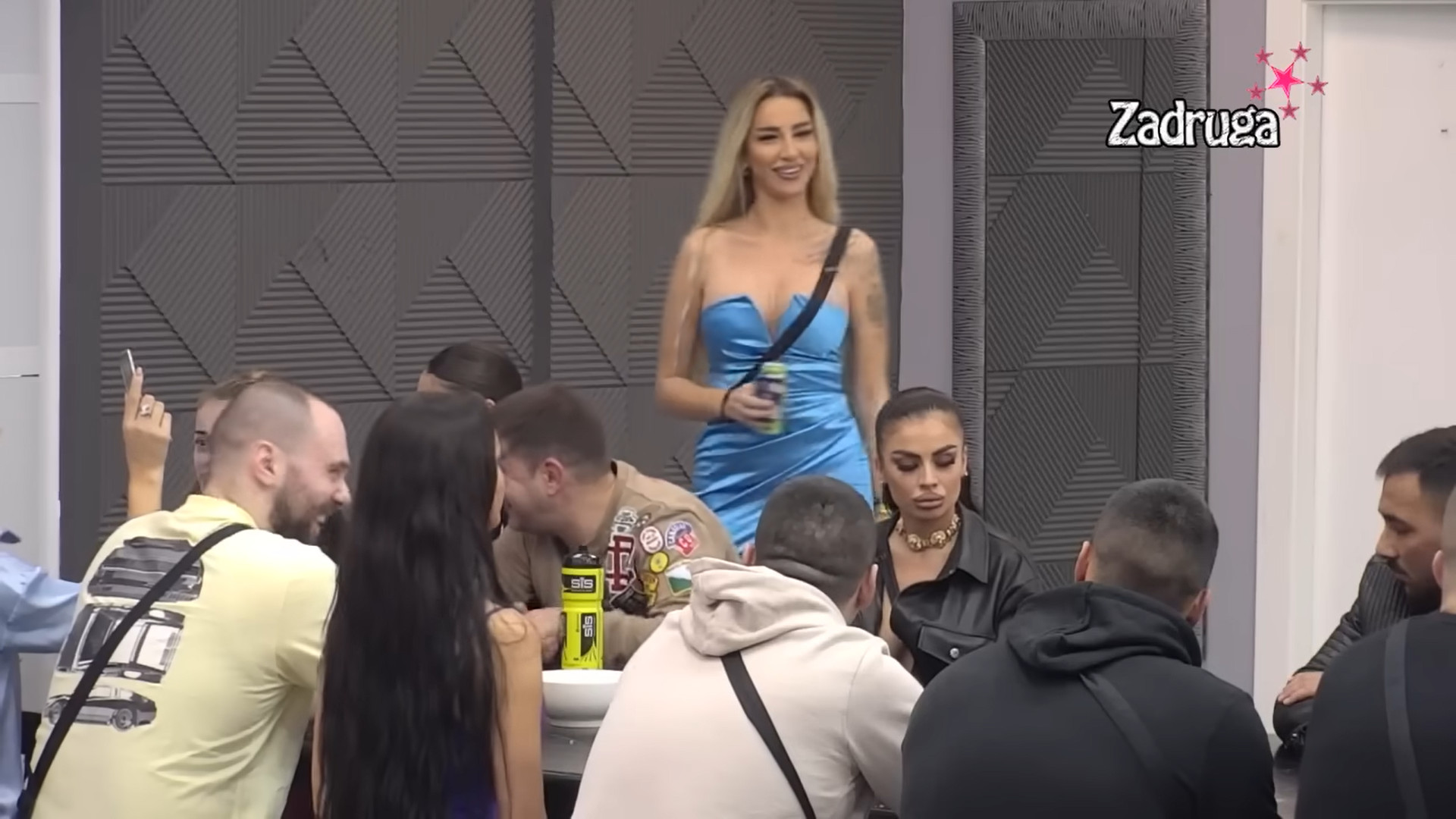 MOŽE DEDA DA JOJ BUDE Isplivale fotke iz prošlosti Aleksandre Nikolić! Evo kako Aleks zabavlja stariju gospodu!