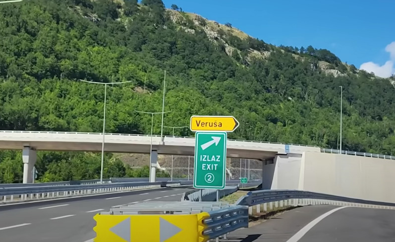 ČUDIMA NA AUTO-PUTU NEMA KRAJA: Prevozio kauč, pa odspavao na njemu