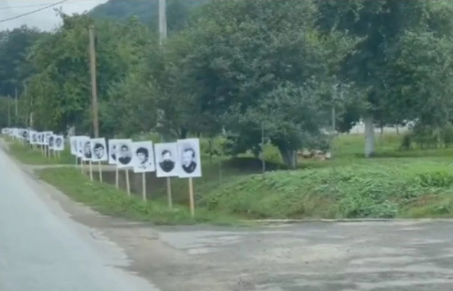 Na putu od Bratunca prema Potočarima postavljene fotografije koje opominju na NEPRAVDU I BOL!