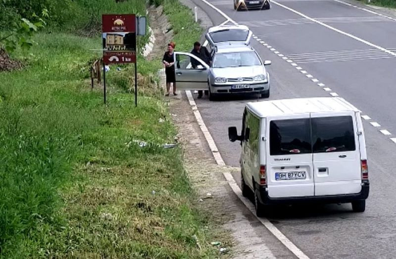 UDARILI IH I PO DŽEPU! Policija vozaču zaplijenila automobil jer su putnici bacili smeće uz put