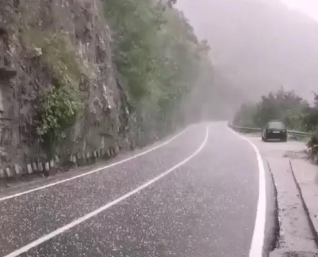 STRAŠNO NEVRIJEME: Blokiran saobraćaj u Platijama zbog jake kiše i grada (FOTO/VIDEO)