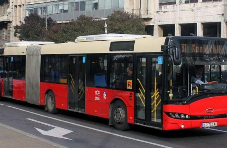TUČA U AUTOBUSU U BEOGRADU: Eskalirala svađa među putnicima u gradskom prevozu, žena dobila udarac u glavu!