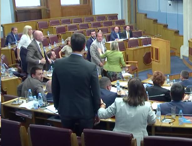 HAOS NA SJEDNICI SKUPŠTINE! Milačić i Ivanović na ivici fizičkog sukoba! (VIDEO)