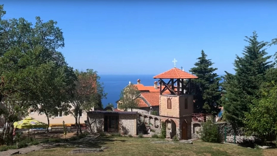 PAROVI KOJI ŽELE DIJETE DOLAZE U OVU SVETINJU Za manastir iznad Budve kažu da zrači mirom Božijim (VIDEO)