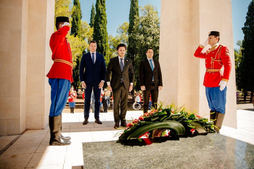 Abazović položio vijenac na spomenik Partizanu borcu