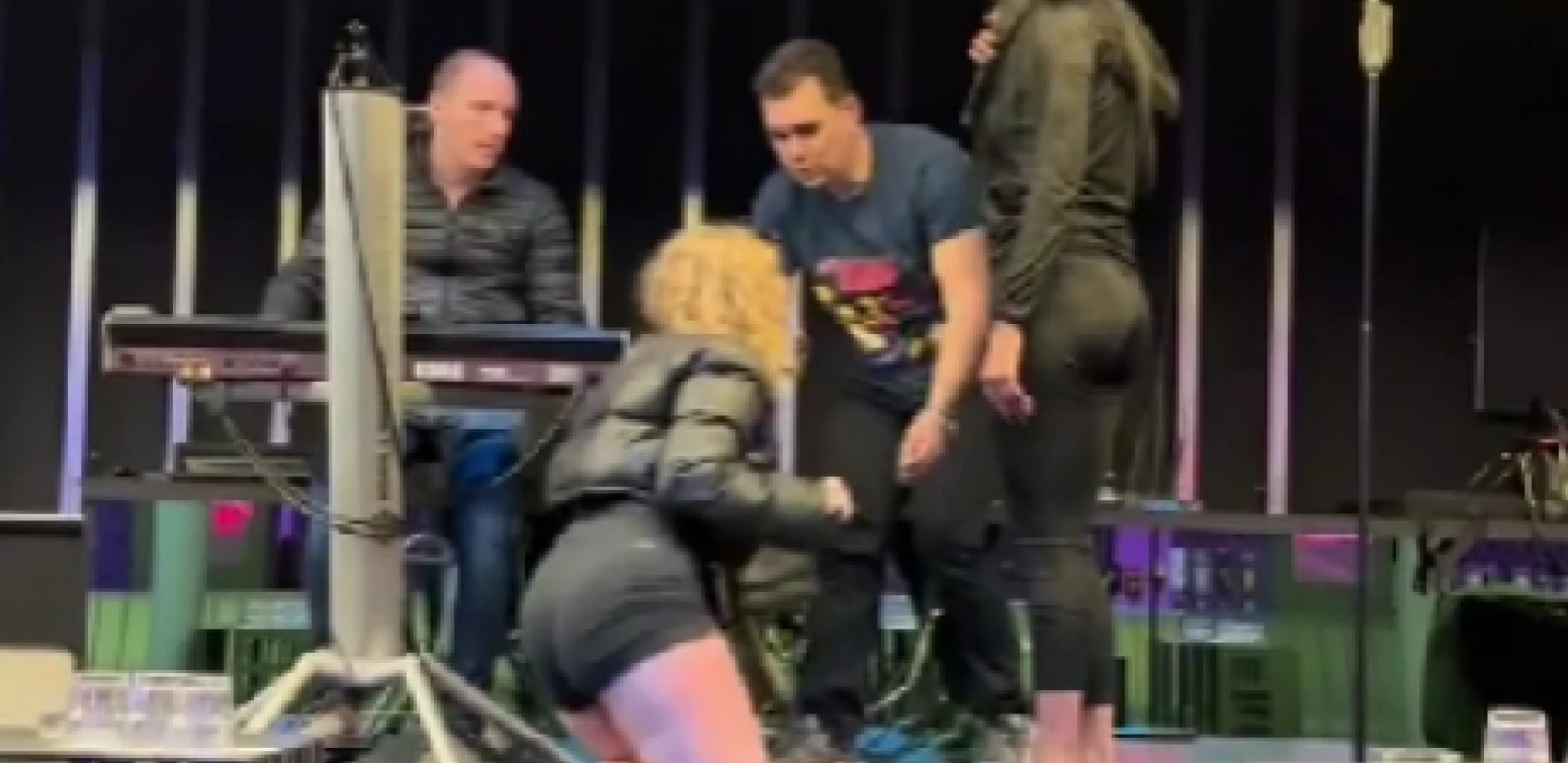 RADNICI KLUBA ODMAH REAGOVALI Pijana djevojka se zaletJela na poznatu pjevačicu, ona preblijedjela od straha (VIDEO)