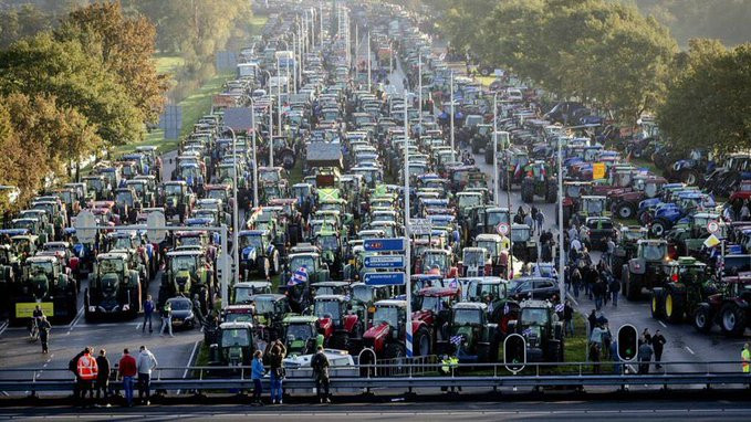 HOLANDIJA U HAOSU ZBOG BLOKADA: Farmeri pobjesnili zbog vladinih planova, prodavnice prazne (VIDEO)