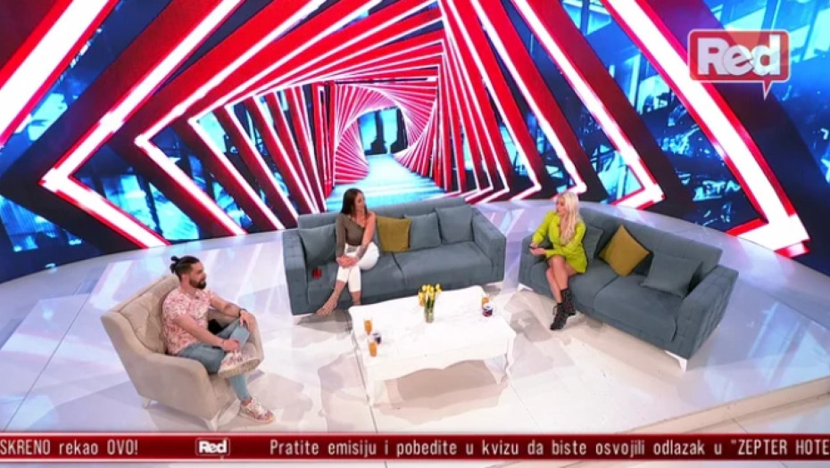 BIVŠA ZADRUGARKA UHVAĆENA SA NOVIM DEČKOM! Uživaju u Budvi i grle se, rekla je da ljetuje sa Minom Vrbaški, a društvo joj pravi on
