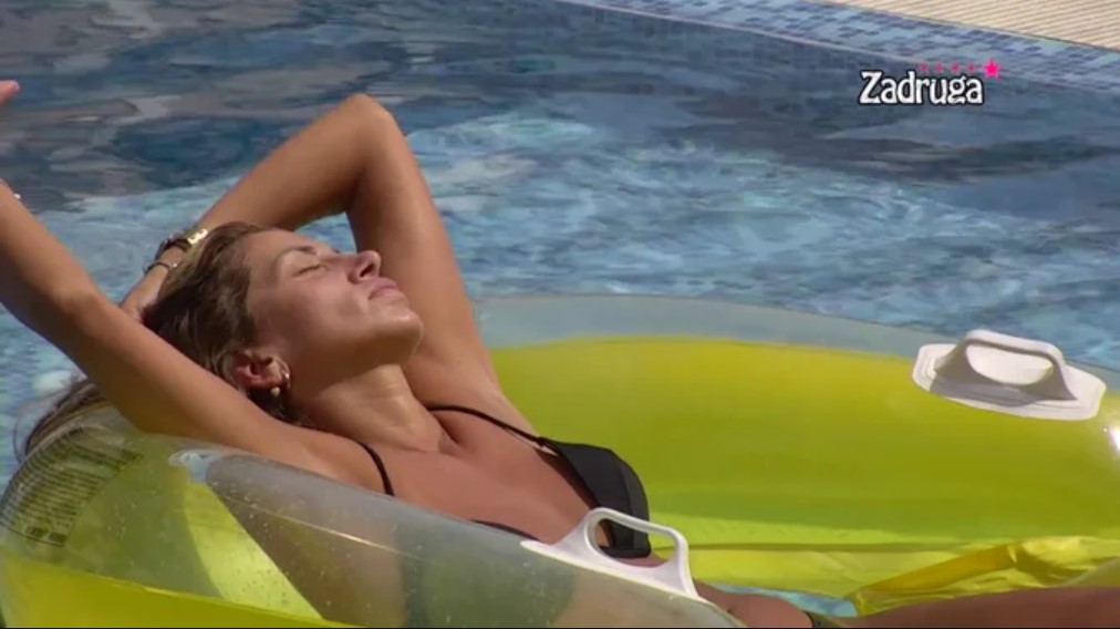 ON JE TJEŠI U BAZENU! Dalila se LIJEČI OD CARA SA OVIM CIMEROM! (VIDEO)