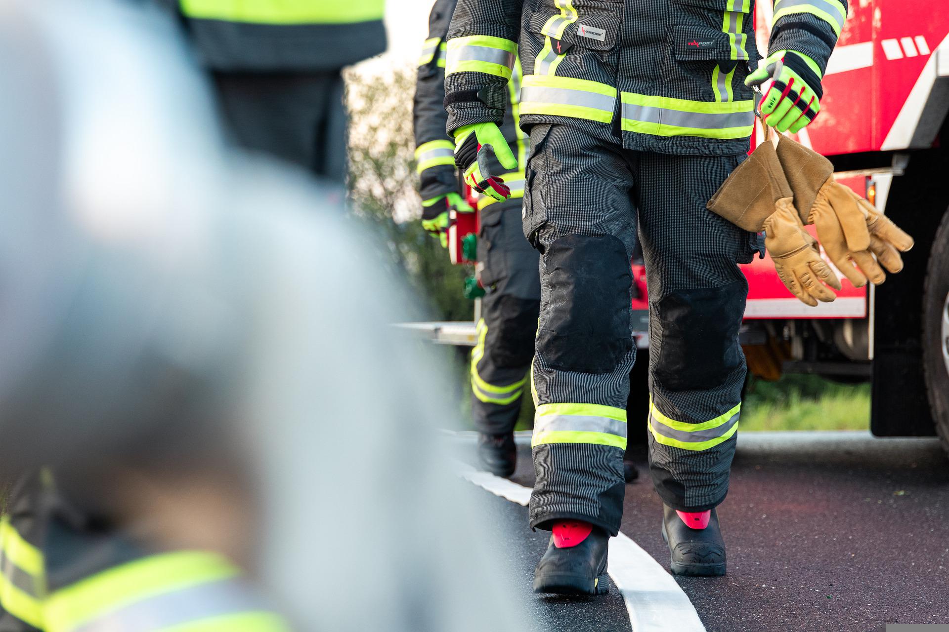 VATROGASCI NOĆ PROVELI NA TERENU Nikšić: Borba protiv vatrene stihije traje četiri dana