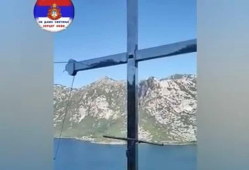 VISOK JE 9,5 METARA! Mještani Risna uoči proslave Petrovdana podigli krst (VIDEO)