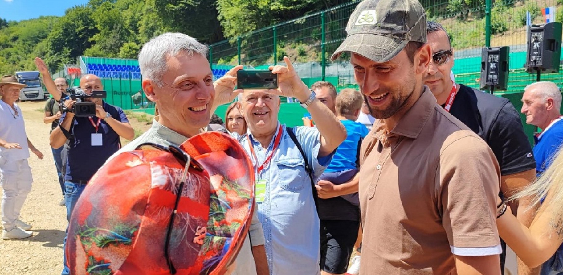 NOVAK DOBIO NAJISKRENIJI TROFEJ U VISOKOM Dečak Đokoviću dao pehar koji će imati posebno mesto u kući
