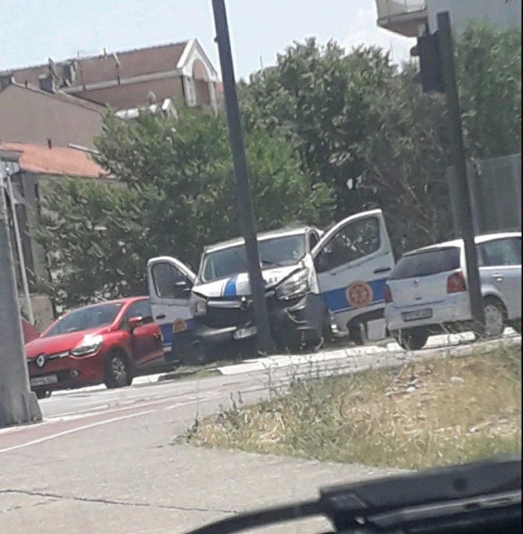 OŠTEĆENO SLUŽBENO VOZILO Policija pokušala da izbjegne udes!