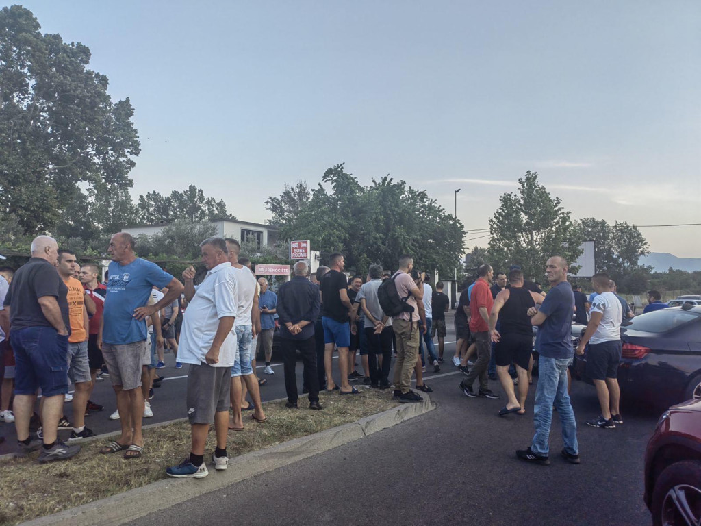 GRAĐANI ZETE BLOKIRALI KRUŽNI TOK OBILAZNICE: "Apelujemo na poslanike da ne budu dio „cirkusa“ kojim se DPS bavi"