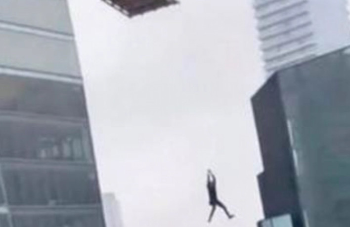 JEZIVO! Snimak radnika koji visi sa dizalice i drži se jednom rukom za kanap (VIDEO)