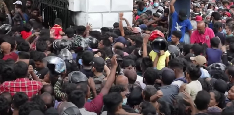 ŠRI LANKA DOBILA NOVOG PREMIJERA Policija razbila proteste građana