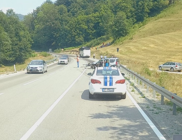 SAOBRAĆAJNA NESREĆA KOD MOJKOVCA Sudar autobusa i automobila, ima teže povrijeđenih