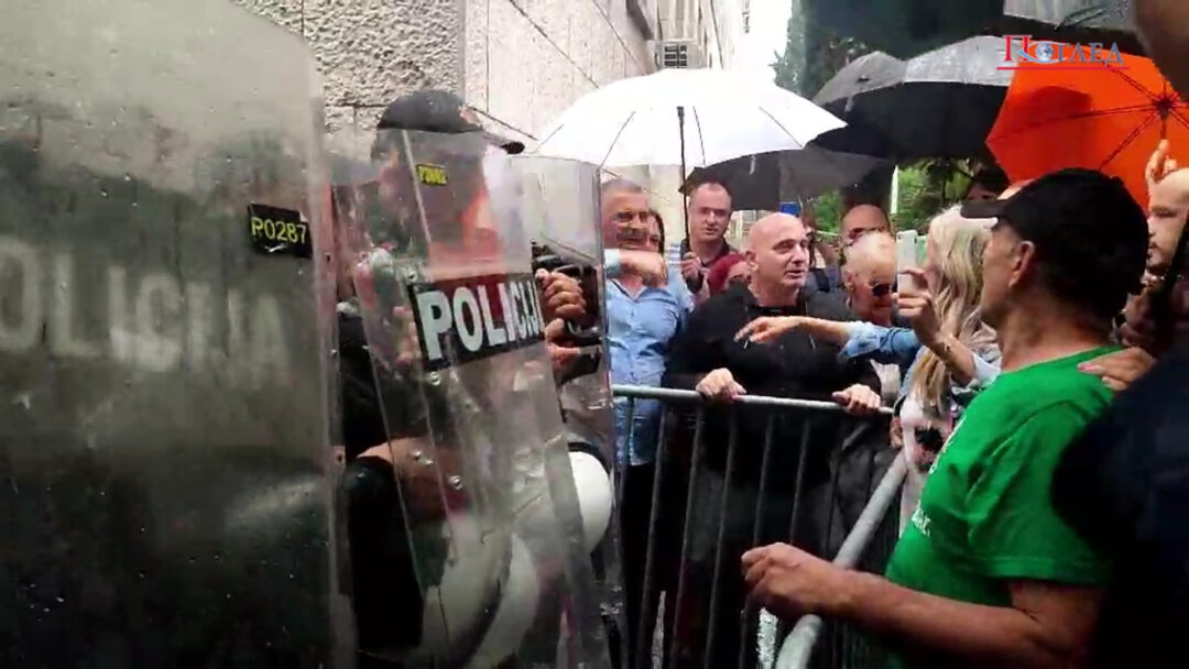 INCIDENT ISPRED VLADE Reagovala policija, „komite“ blokirale saobraćaj (VIDEO)