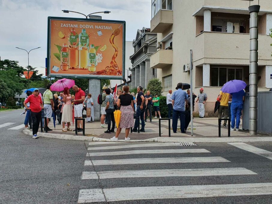 PONOVO IM SMETA CRKVA Grupa građana i danas protestuje ispred Vlade
