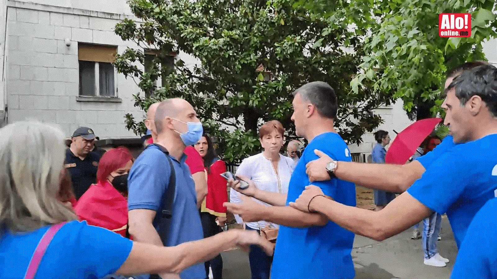 UMALO SUKOB! „Bijesne“ komite vrijeđale radnike Željezare ispred Vlade