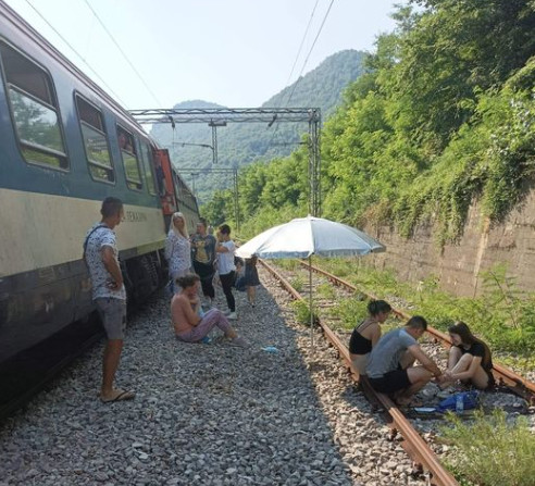 KONAČNO Voz sa 600 putnika zaglavljenih kod Brodareva krenuo za Bar