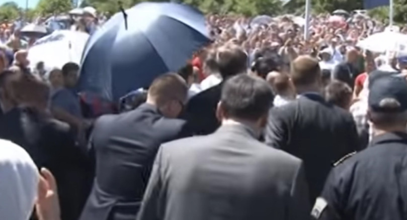 SEDAM GODINA ĆUTANJA Niko nije kriv za pokušaj ubistva Aleksandra Vučića u Srebrenici, za zločine nad Srbima se ne odgovara! (FOTO/VIDEO)