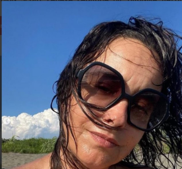 GOLA KAJA ŽUTIĆ! Glumica uživa na Adi Bojani! (FOTO)