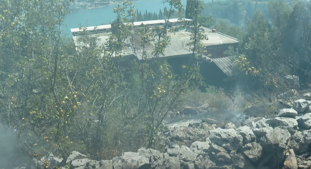 GORI IZNAD IGALA I dalje aktivan pozar u mjestu Žvinje