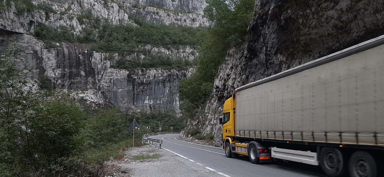 AMSCG: I dalje u prekidu saobraćaj na regionalnom putu Mojkovac - Đurđevića Tara i Rožaje - Kula - Peć