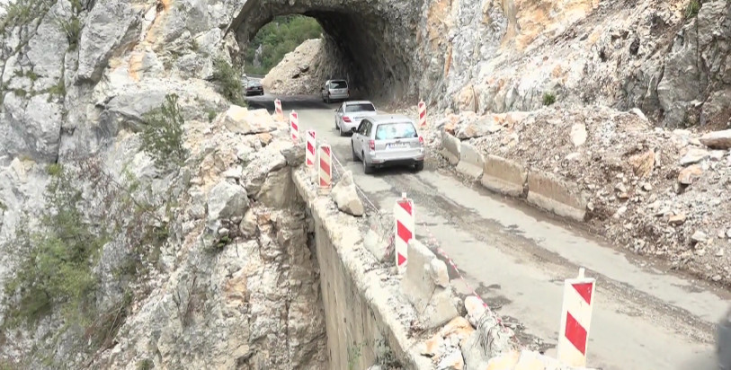 KRAJ RADOVA SE NE NAZIRE Ugrožena bezbjednost vozača na putu Rožaje - Špiljani