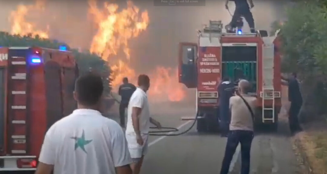 SITUACIJA KRITIČNA! Požar u Njivicama: Ugrožene kuće, uključio se avion MUP-a