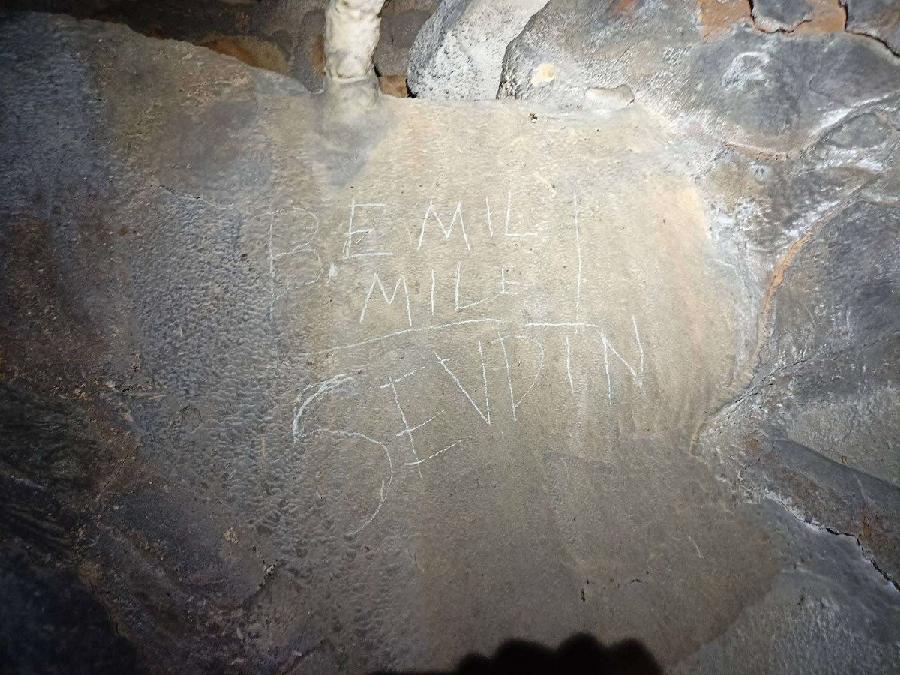 PRIJAVLJENO POLICIJI Đalovića pećina na meti vandala: Ispisali imena, uništili ukrase...