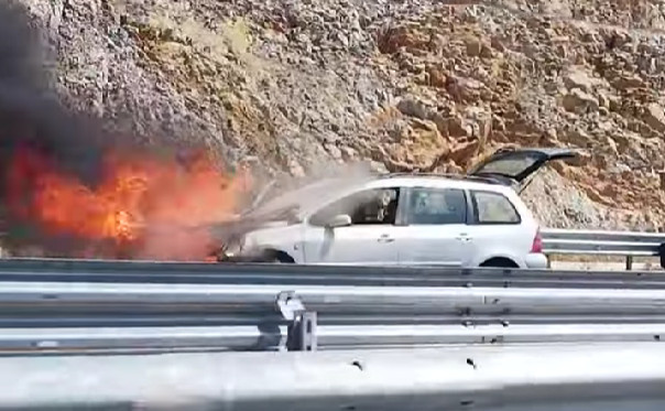 NEMA POVRIJEĐENIH Gorjelo vozilo na auto – putu