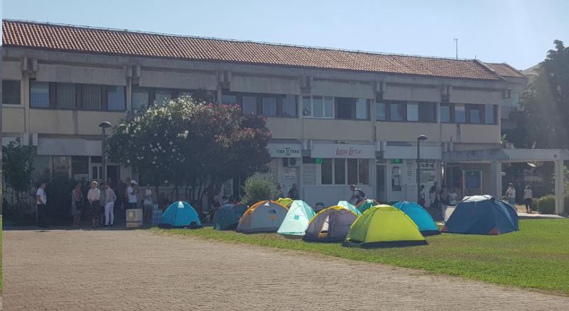 ŠATORIMA ISPRED OPŠTINE! Prosvjetari Budve poručili: Ne odustajemo po cijenu bilo čega