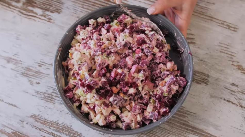 SALATA SA CVEKLOM I PILEĆIM MESOM: Nova šarena zvijezda svečane trpeze