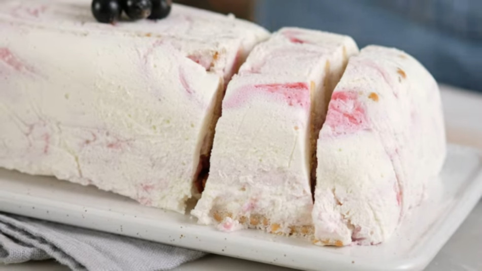 ČIZKEJK SLADOLED TORTA: Dva omiljena slatkiša spojena u jedan - najbolje od svega je što se lako sprema (VIDEO)