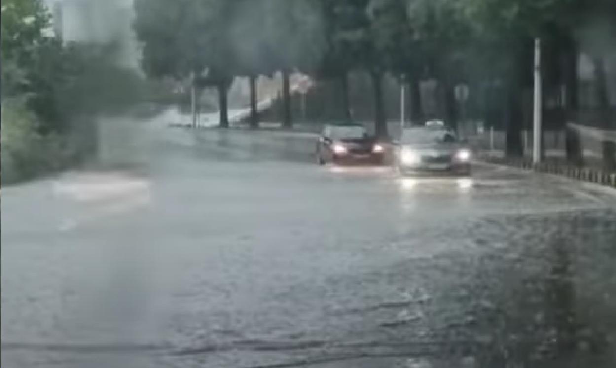 SAOBRAĆAJNI KOLAPS U CG: Dramatično u Platijama, blokiran put kroz Vraneš, odron na autoputu- Voda na sve strane