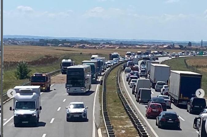SAOBRAĆAJNI KOLAPS NA AUTO-PUTU KOD BEOGRADA U OBA SMJERA! Dvije teške saobraćajne nesreće! Ima povrijeđenih! (VIDEO)