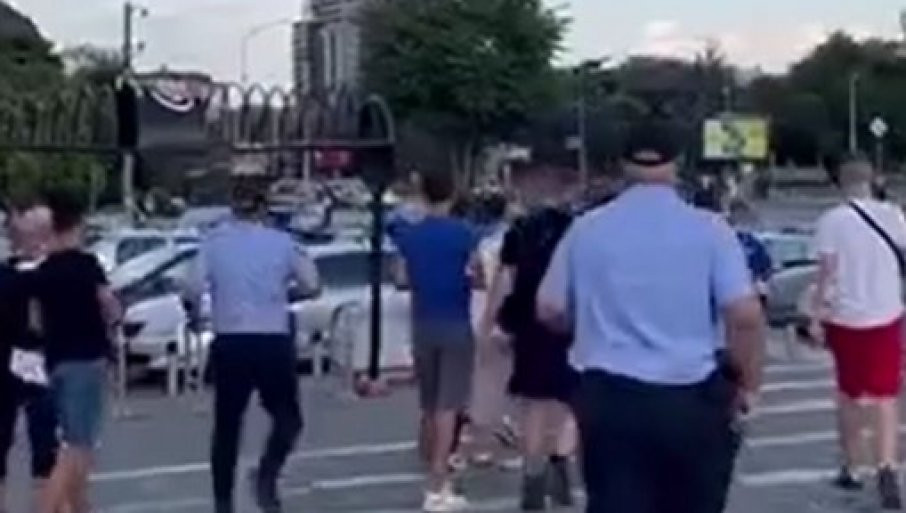 HAOS U SKOPLJU: Albanci masovno napali Šveđane, pune ruke posla za policiju (VIDEO)