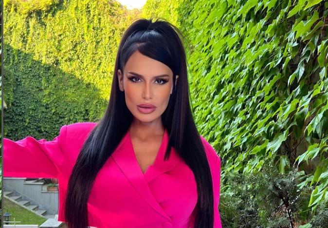 NAKON ŠTO JE SMRŠALA 40 KILOGRAMA Skinula se Indi, pozirala u provokativnom bikiniju (FOTO)