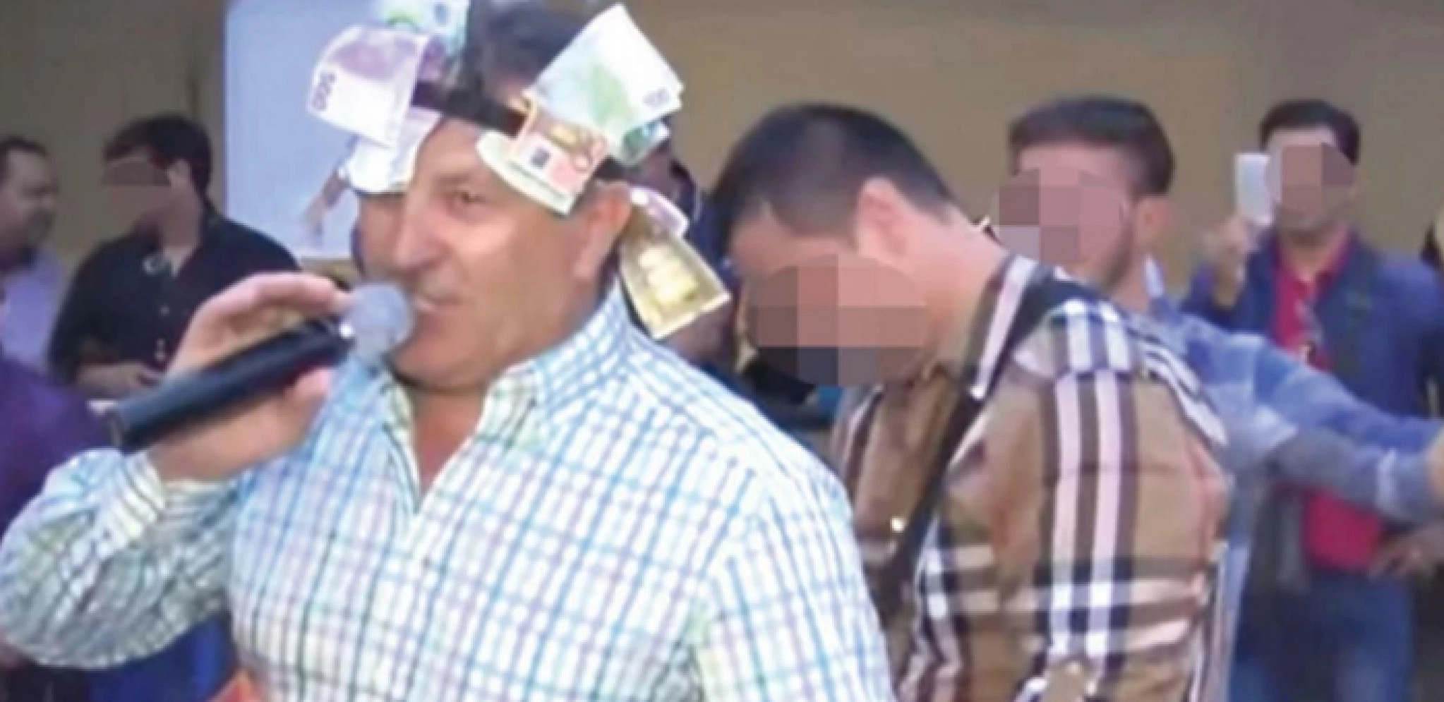 ZASLUŽIO JE, MNOGO MI JE POMOGAO Pjevač pliva u parama, a sada mu mlađi kolega kupuje roleks od 20.000 evra