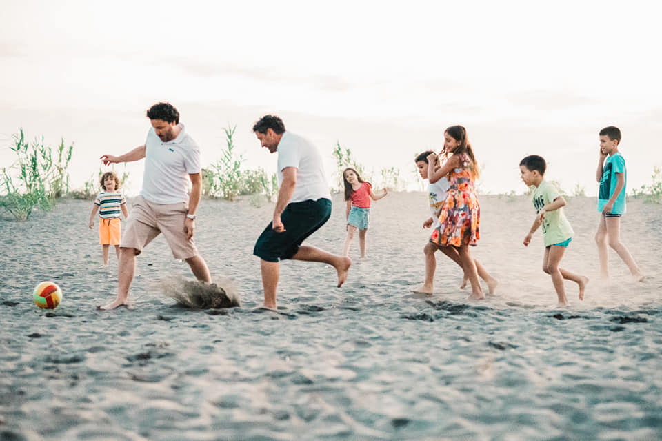 OVAKO SE ODMARA DRITAN Relaksirani Abazović igra fudbal na plaži