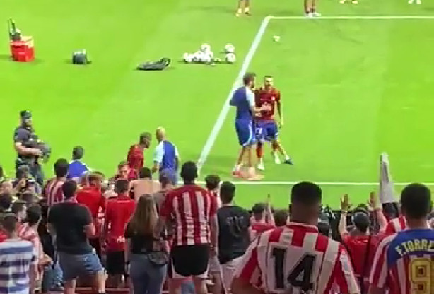 NA RUBU INCIDENTA Fudbaler Atletika nasrnuo na svoje navijače, policija intervenisala!  (VIDEO)