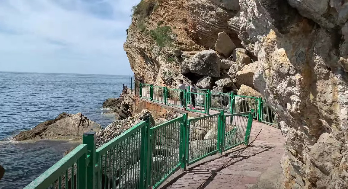 VAŽNO UPOZORENJE! Stijena kod plaže Mogren predstavlja opasnost, zaobilaziti taj dio obale
