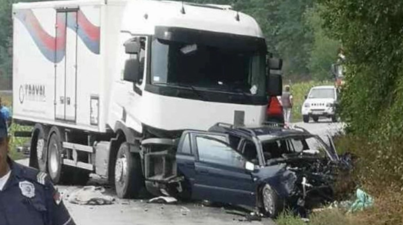 STRAVIČNA NESREĆA KOD BAJINE BAŠTE Kamion smrskao automobil, strahuje se da ima mrtvih!