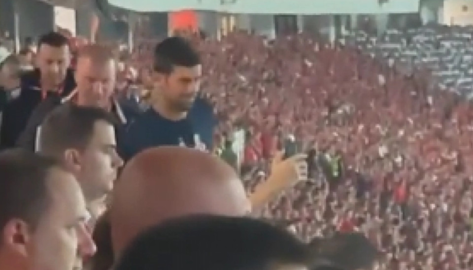 SKORO DA GA NIKO NIJE NI PRIMIJETIO Đoković se neprimjetno ušetao na "Marakanu", opet je bio uz Zvezdu (VIDEO)