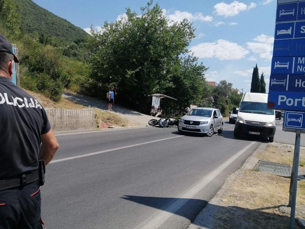 POLICAJAC ZAVRŠIO U BOLNICI! Sudarili se motocikl i automobil u Kumboru