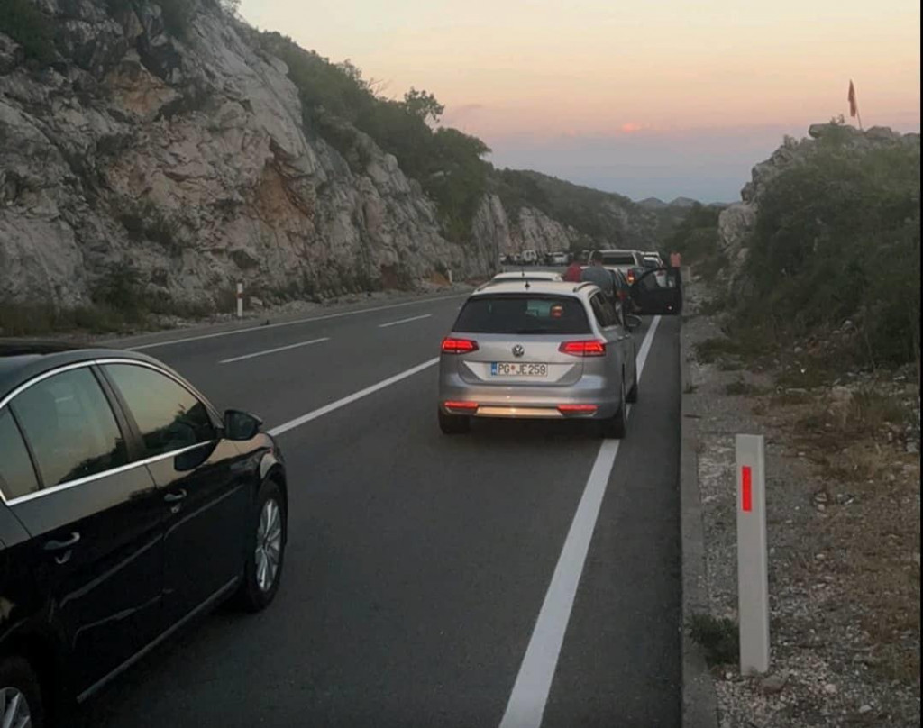 AUTOMOBIL SLUPAN! Cetinjanin povrijeđen u saobraćajnoj nezgodi