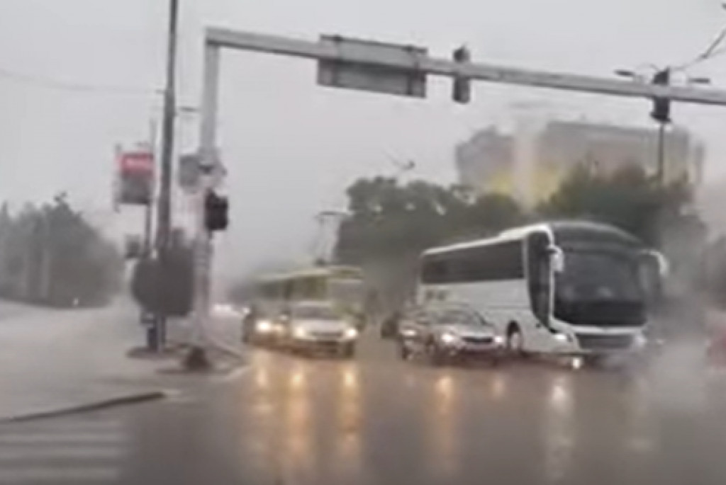 NEVRIJEME U SARAJEVU: Kolaps u saobraćaju, ne rade semafori