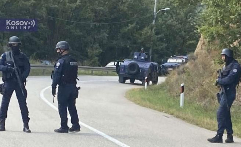 Zapaljeni kamioni u toku noći na barikadi u Sjevernoj Mitrovici